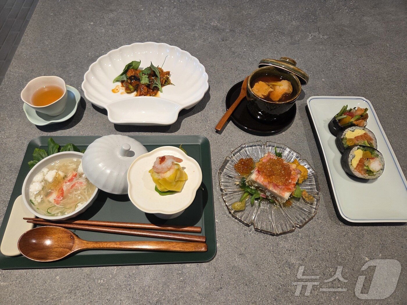 본문 이미지 - 15일 서울 강남구 한샘 플래그십 논현에서 열린 '흑백요리사 RE:MATCH(리매치)' 행사에서 백수저 정호영 셰프와 흑수저 '중식마녀' 이문정 셰프가 대결로 만든 요리. 2026.1.15/뉴스1 ⓒ News1 장시온 기자