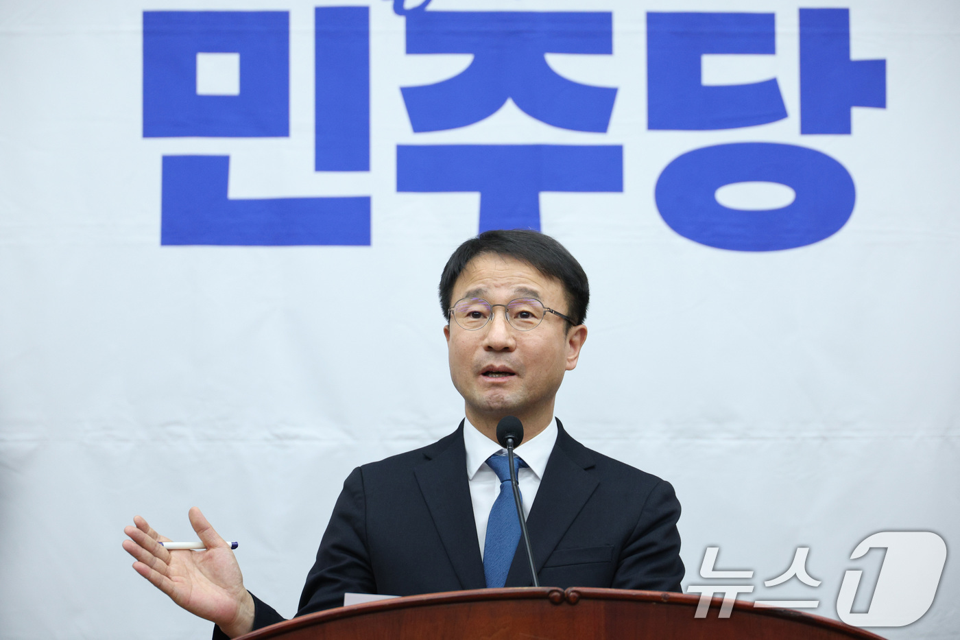 (서울=뉴스1) 신웅수 기자 = 한병도 더불어민주당 원내대표가 15일 서울 여의도 국회에서 열린 의원총회에서 발언하고 있다. 2026.1.15/뉴스1