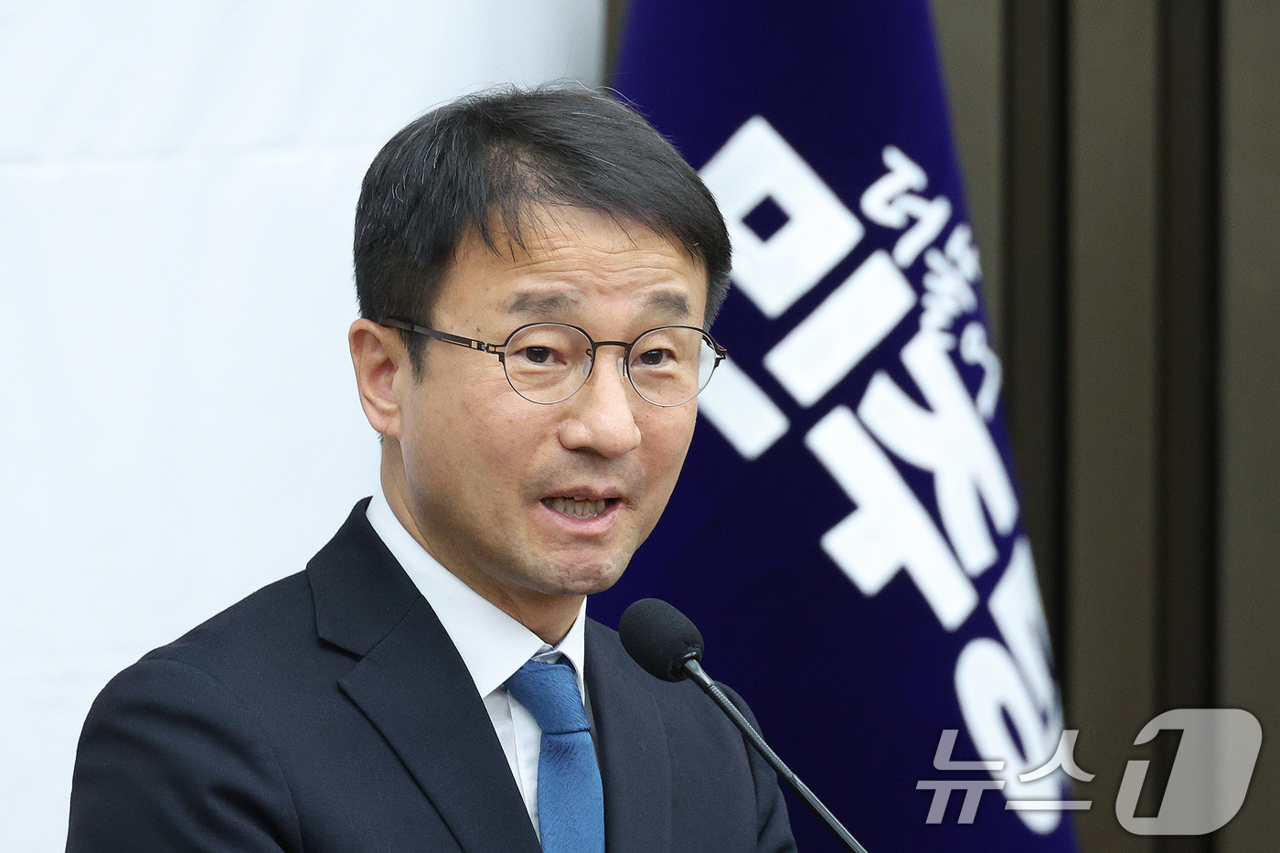 (서울=뉴스1) 신웅수 기자 = 한병도 더불어민주당 원내대표가 15일 서울 여의도 국회에서 열린 의원총회에서 발언하고 있다. 2026.1.15/뉴스1