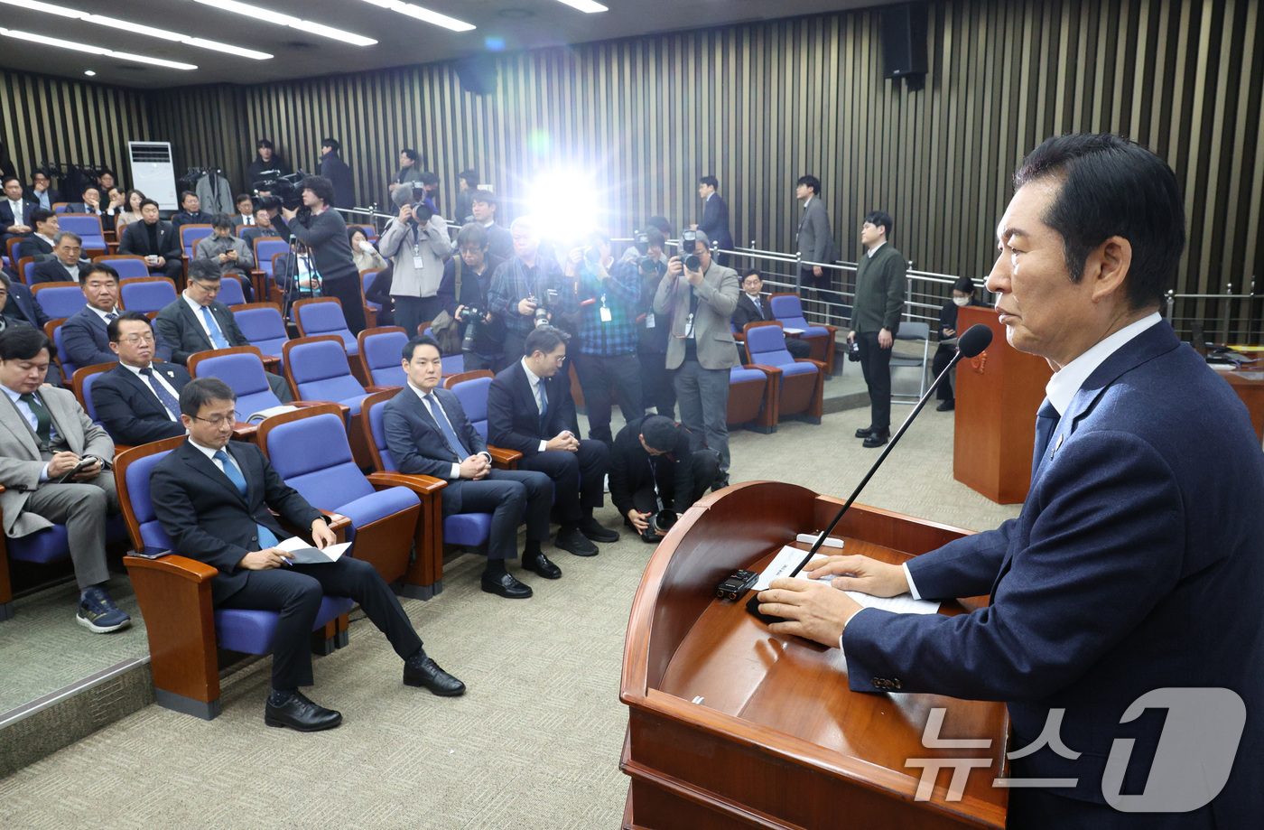 (서울=뉴스1) 신웅수 기자 = 정청래 더불어민주당 대표가 15일 서울 여의도 국회에서 열린 의원총회에서 발언하고 있다. 2026.1.15/뉴스1
