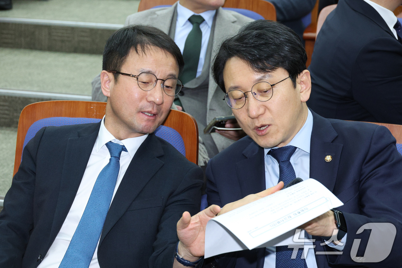 (서울=뉴스1) 신웅수 기자 = 한병도 더불어민주당 원내대표와 천준호 원내운영수석부대표가 15일 서울 여의도 국회에서 열린 의원총회에서 대화하고 있다. 2026.1.15/뉴스1