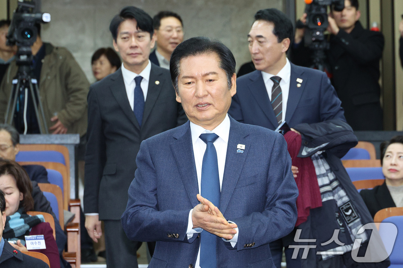 (서울=뉴스1) 신웅수 기자 = 정청래 더불어민주당 대표가 15일 서울 여의도 국회에서 열린 의원총회에 참석하고 있다. 2026.1.15/뉴스1