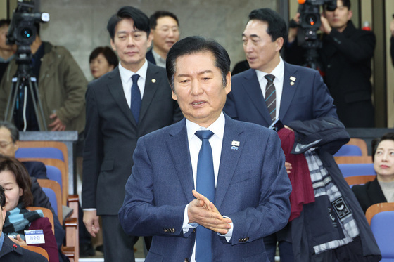 의총 참석하는 정청래 대표