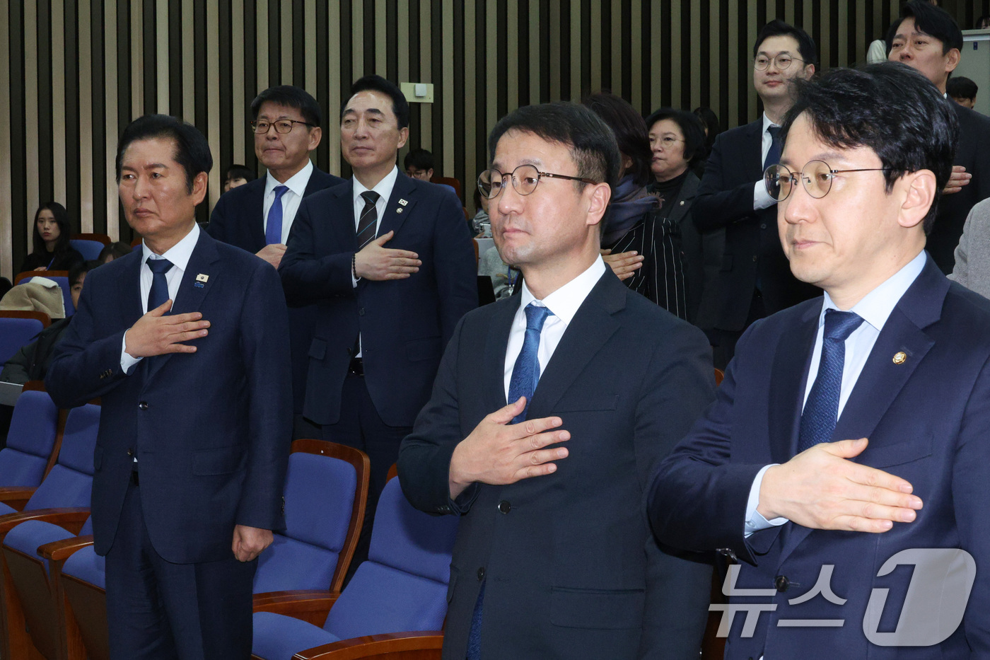 (서울=뉴스1) 신웅수 기자 = 정청래 더불어민주당 대표와 한병도 원내대표가 15일 서울 여의도 국회에서 열린 의원총회에서 국민의례를 하고 있다. 2026.1.15/뉴스1