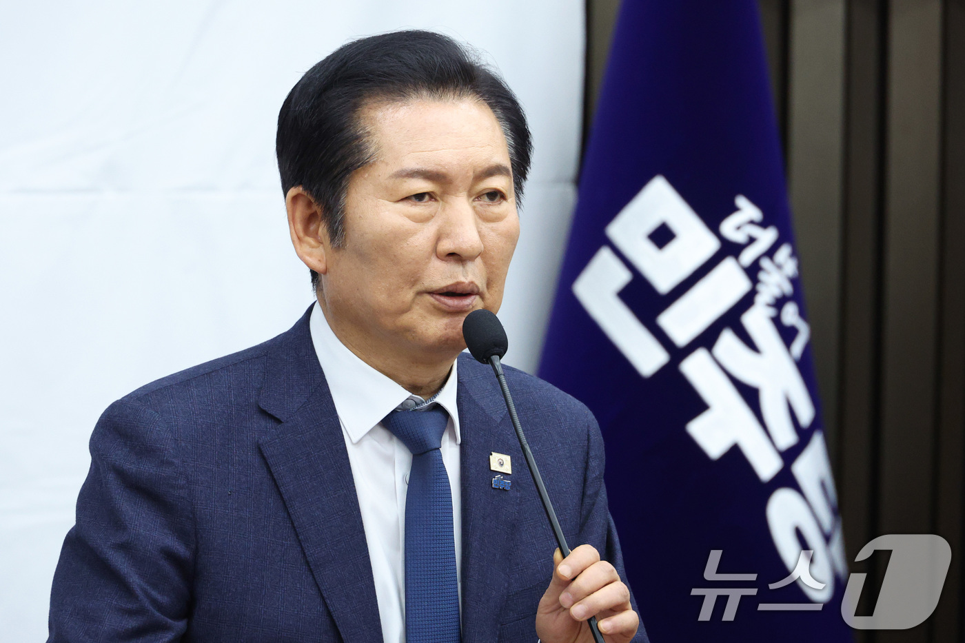 (서울=뉴스1) 신웅수 기자 = 정청래 더불어민주당 대표가 15일 서울 여의도 국회에서 열린 의원총회에서 발언하고 있다. 2026.1.15/뉴스1