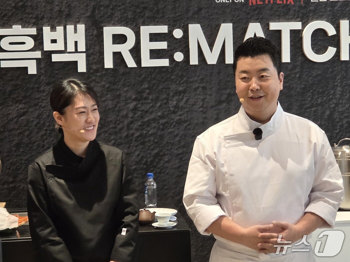 본문 이미지 - 15일 서울 강남구 한샘 플래그십 논현에서 열린 '흑백요리사 RE:MATCH(리매치)' 행사에서 '중식마녀'로 불리는 이문정 셰프와 정호영 셰프가 경연을 펼치고 있다. 2026.1.15/뉴스1 ⓒ 뉴스1 장시온 기자