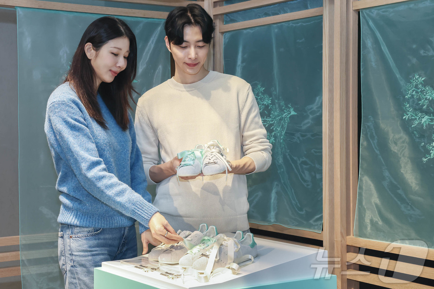 (서울=뉴스1) = 신세계백화점의 자체 콘셉트 스토어인 '케이스스터디'가  글로벌 스포츠 브랜드 '아디다스 오리지널스'와 협업한 한정판 스니커즈를 선보인다고 15일 밝혔다. 사진은 …