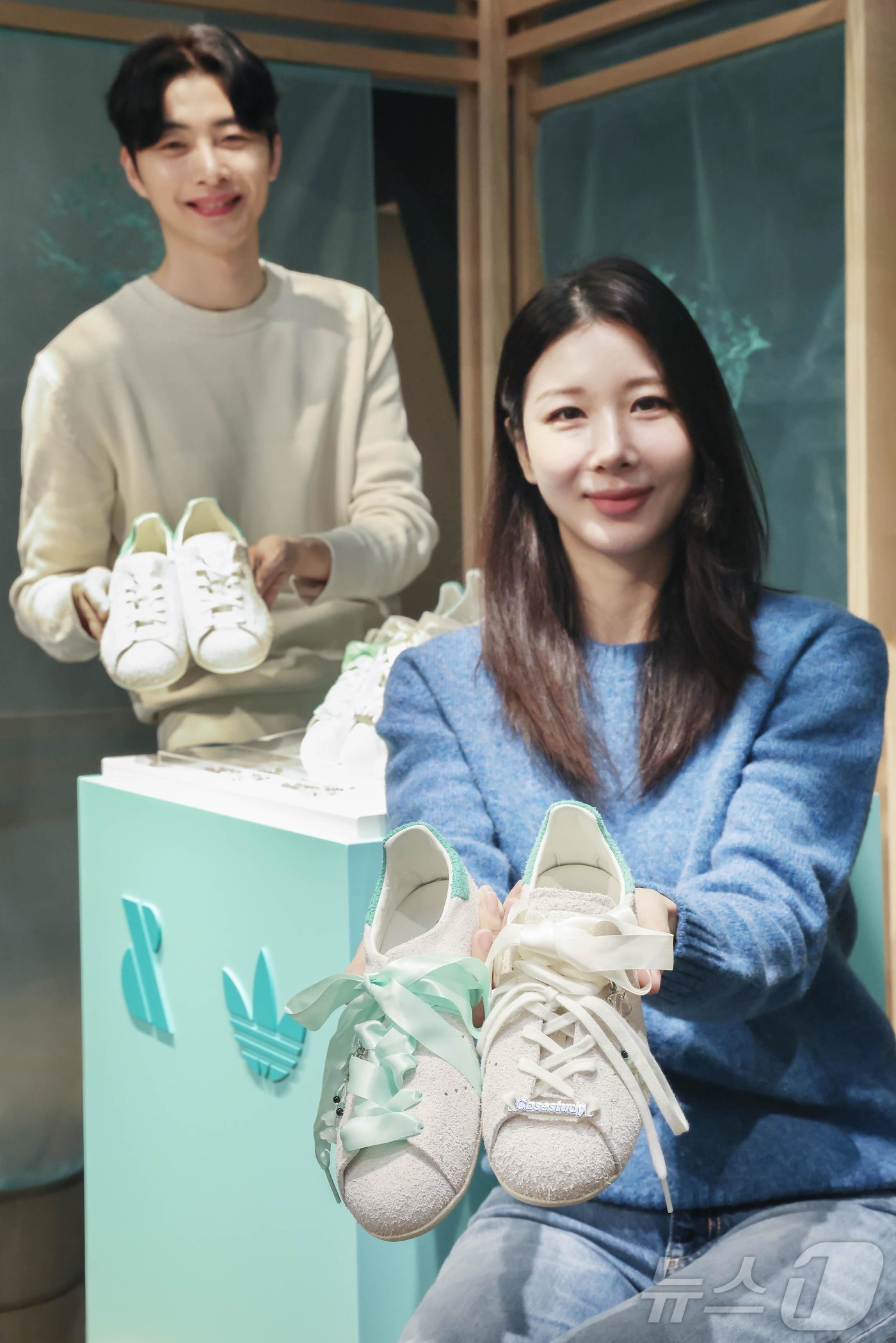 (서울=뉴스1) = 신세계백화점의 자체 콘셉트 스토어인 '케이스스터디'가  글로벌 스포츠 브랜드 '아디다스 오리지널스'와 협업한 한정판 스니커즈를 선보인다고 15일 밝혔다. 사진은 …