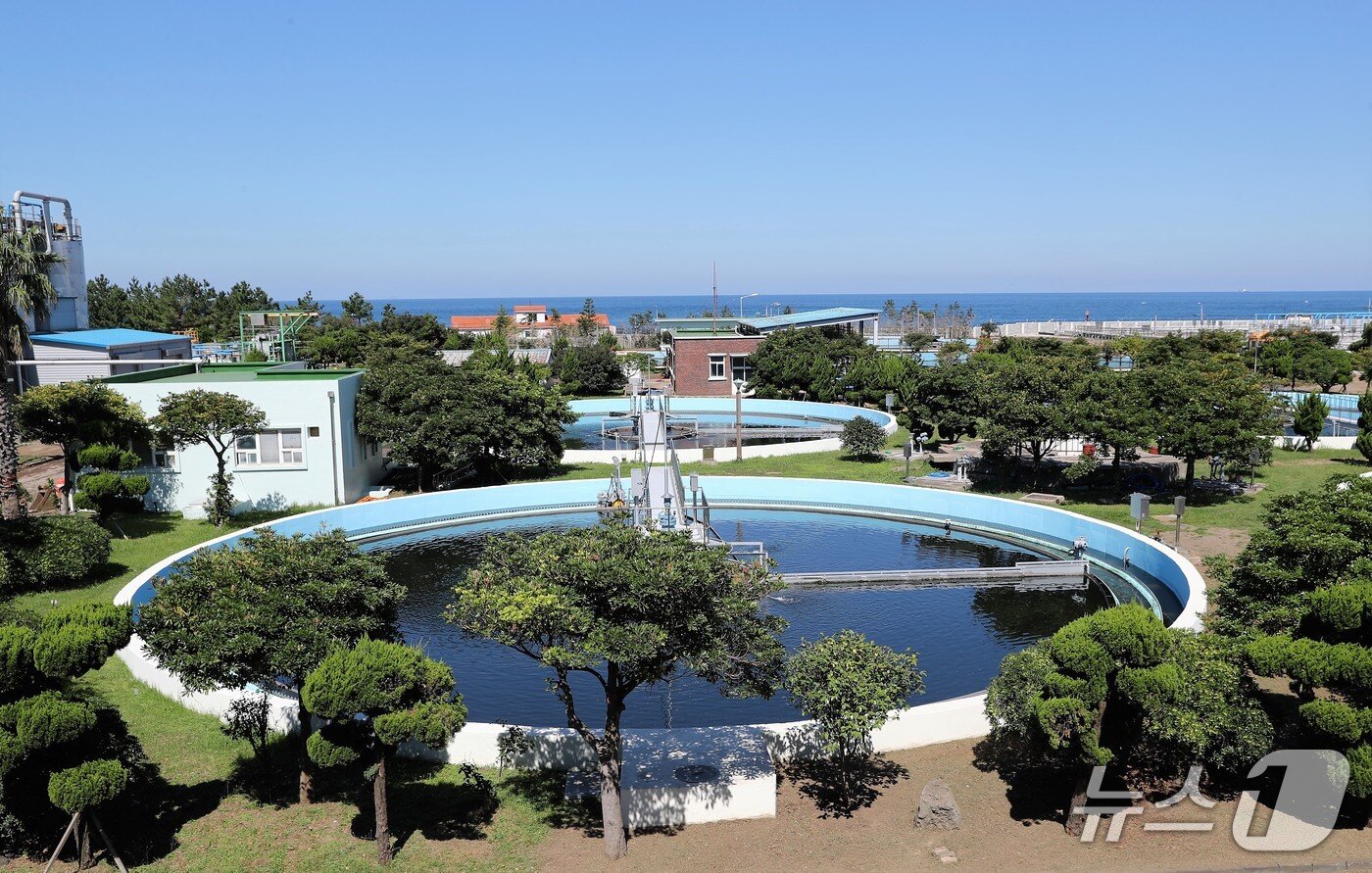 본문 이미지 - 현대화 사업 전 제주하수처리시설 모습. 지금은 수처리장이 모두 지하로 옮겨졌다(제주도 제공)/뉴스1
