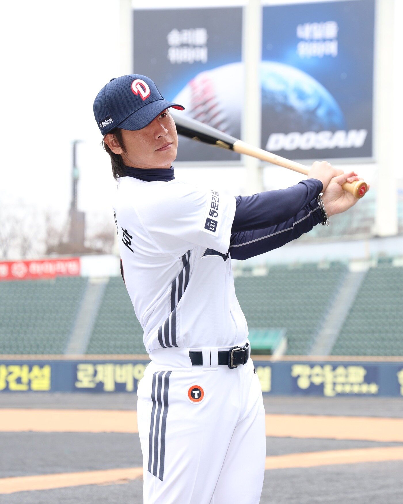 본문 이미지 - 두산 베어스 내야수 박찬호가 15일 서울 잠실야구장에서 열린 구단 창단 기념식을 마친 뒤 사진을 촬영하고 있다. 2026.1.15/뉴스1 ⓒ News1 이상철 기자