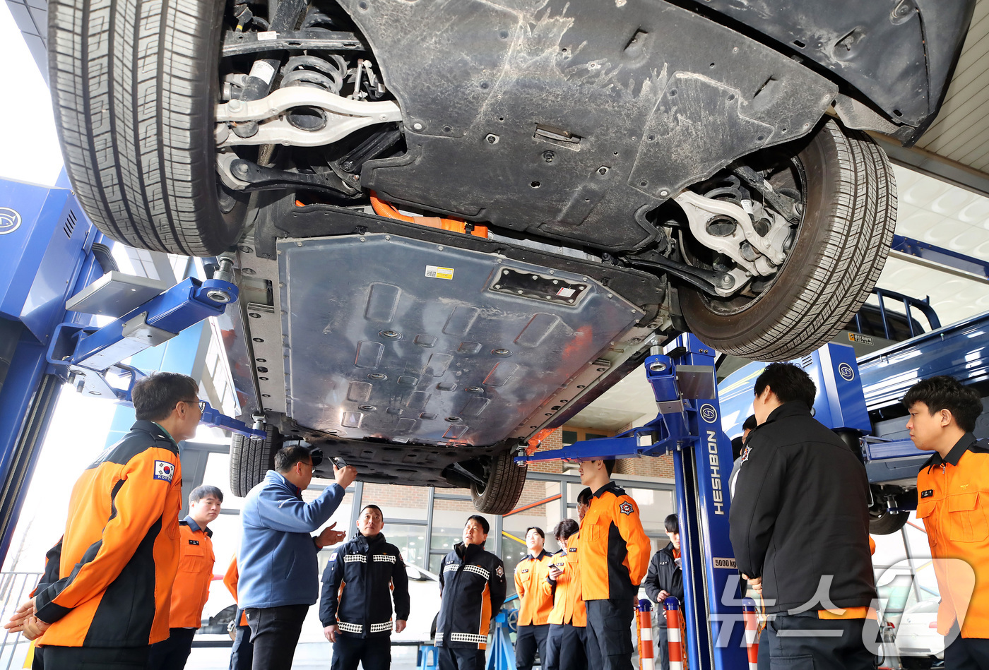 (대구=뉴스1) 공정식 기자 = 15일 대구 남구 영남이공대 스마트 e-자동차과 실습실에서 열린 '대구소방안전본부 전기자동차 화재진압 역량 강화 교육'에 참가한 소방관들이 전기차를 …