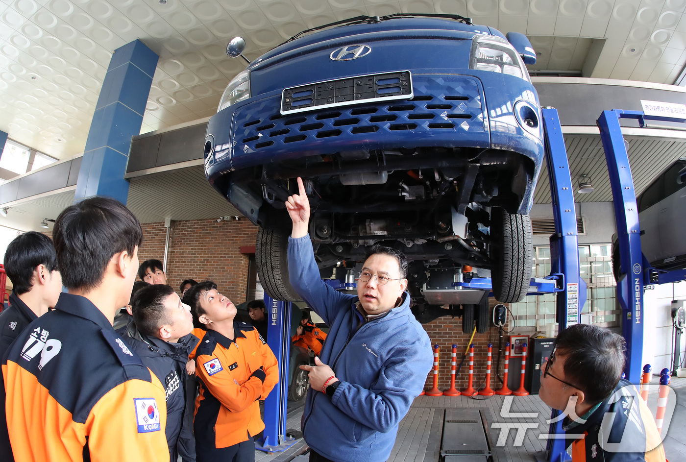 (대구=뉴스1) 공정식 기자 = 15일 대구 남구 영남이공대 스마트 e-자동차과 실습실에서 열린 '대구소방안전본부 전기자동차 화재진압 역량 강화 교육'에 참가한 소방관들이 전기차를 …