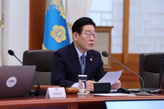 李대통령 "통혁당 재심 무죄, 판사 책임은?"…靑 "사법개혁 의중"(종합)