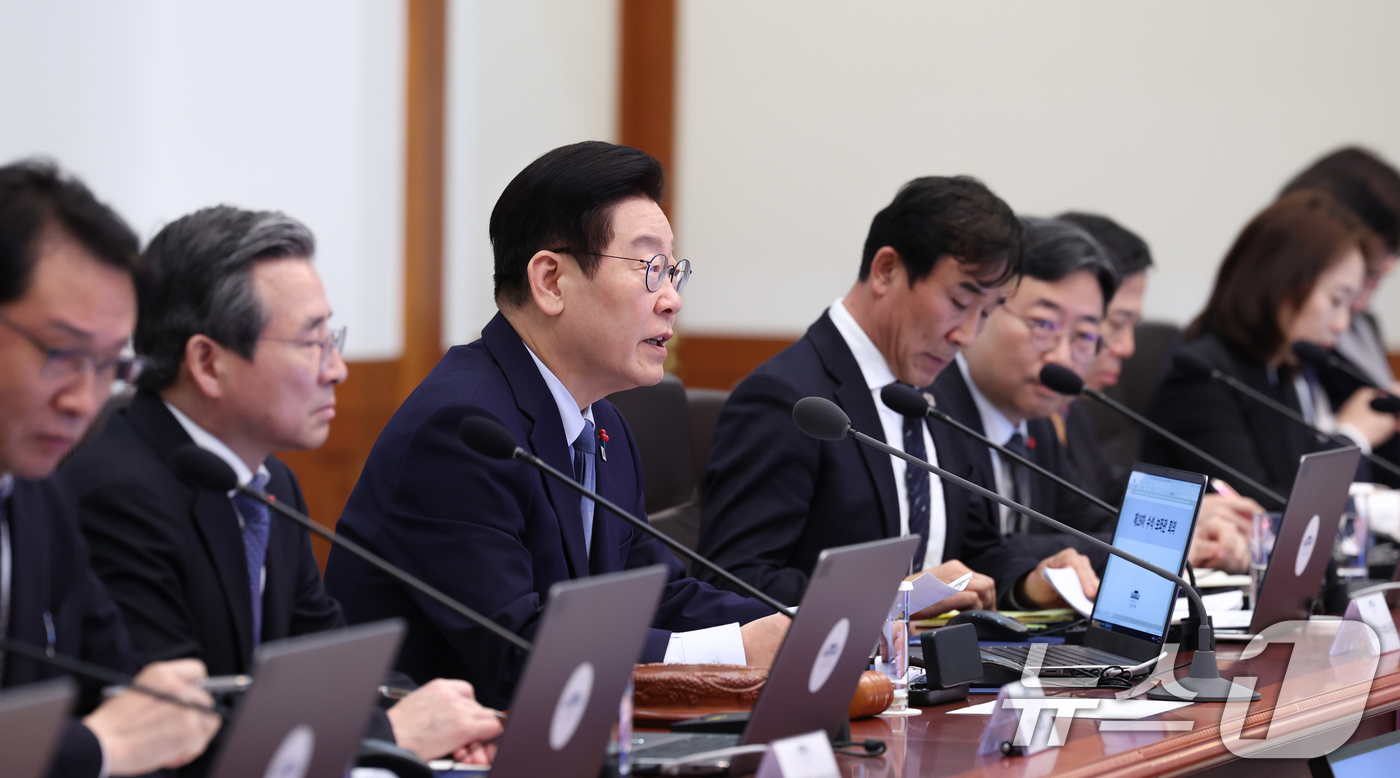 (서울=뉴스1) 이재명 기자 = 이재명 대통령이 15일 청와대에서 열린 수석보좌관회의에서 발언하고 있다. 2026.1.15/뉴스1