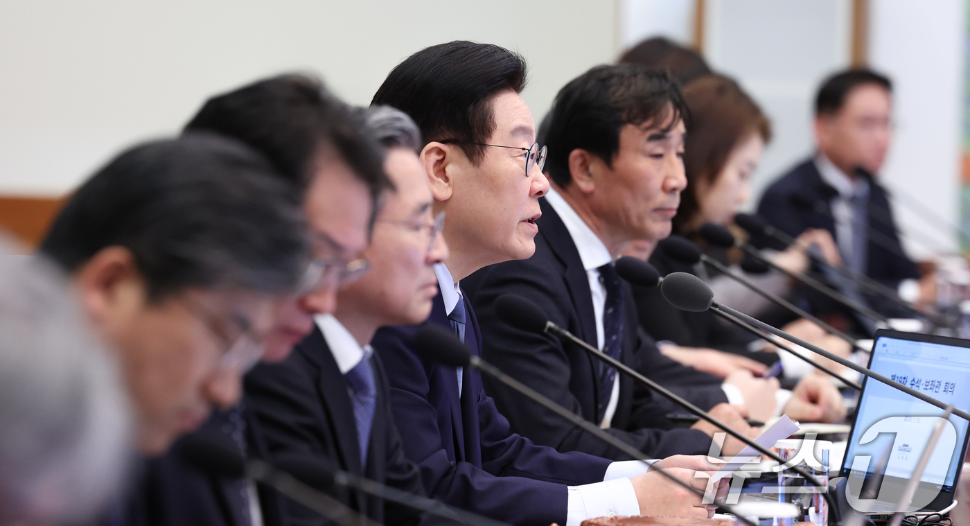 (서울=뉴스1) 이재명 기자 = 이재명 대통령이 15일 청와대에서 열린 수석보좌관회의에서 발언하고 있다. 2026.1.15/뉴스1