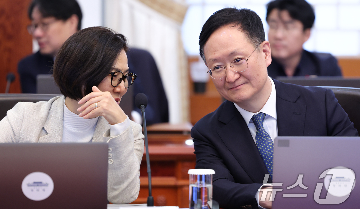 (서울=뉴스1) 이재명 기자 = 봉욱 민정수석과 오현주 국가안보실 제3차장이 15일 청와대에서 열린 수석보좌관회의에서 대화하고 있다. 2026.1.15/뉴스1