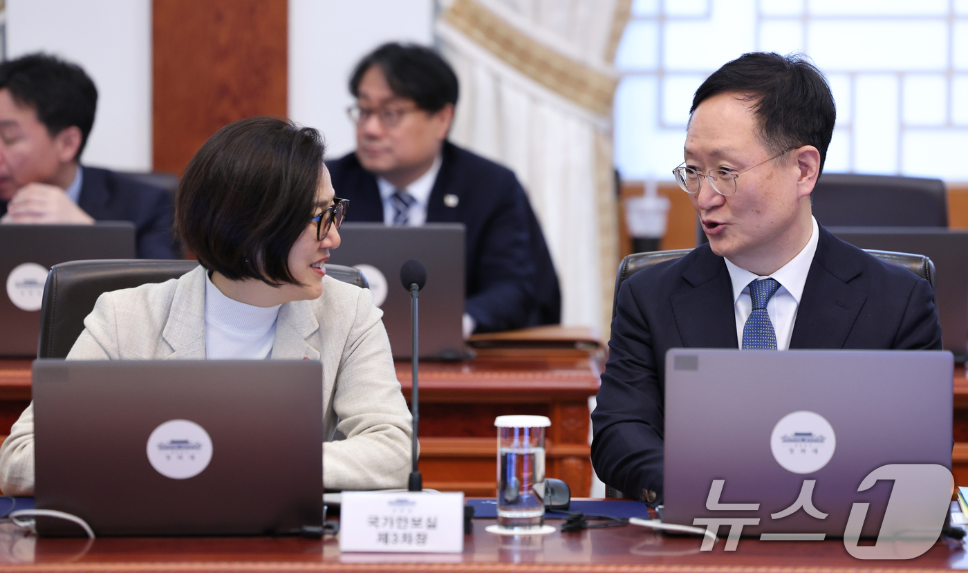 (서울=뉴스1) 이재명 기자 = 봉욱 민정수석과 오현주 국가안보실 제3차장이 15일 청와대에서 열린 수석보좌관회의에서 대화하고 있다. 2026.1.15/뉴스1