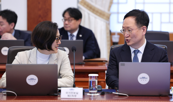 대화하는 봉욱 민정수석과 오현주 안보실 3차장