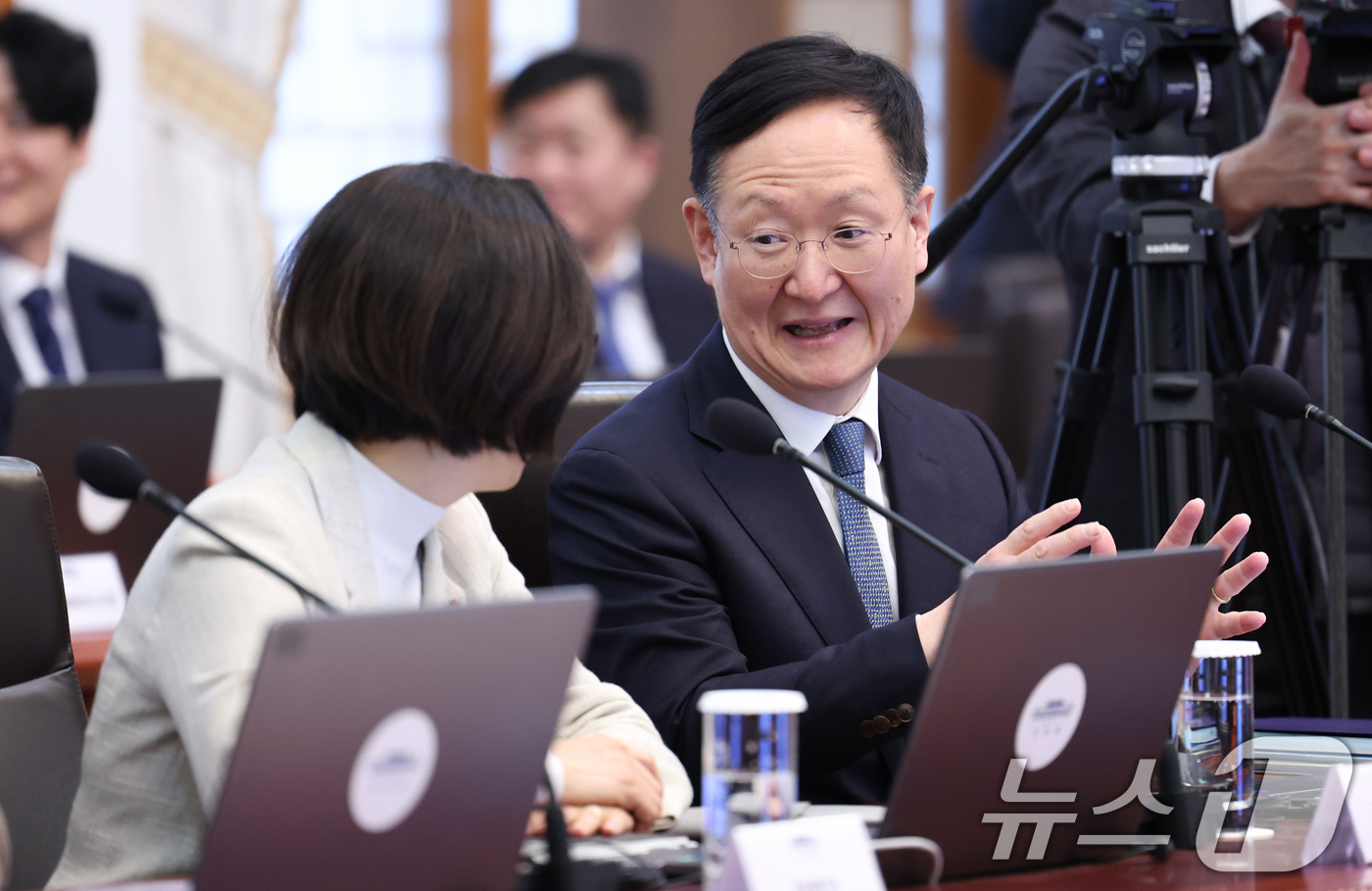 (서울=뉴스1) 이재명 기자 = 봉욱 민정수석과 오현주 국가안보실 제3차장이 15일 청와대에서 열린 수석보좌관회의에서 대화하고 있다. 2026.1.15/뉴스1