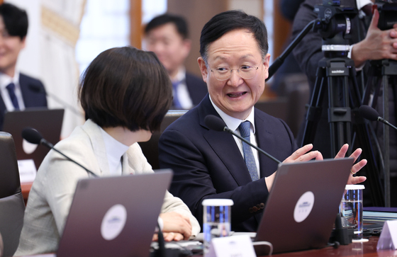 대화하는 봉욱 민정수석과 오현주 안보실 3차장