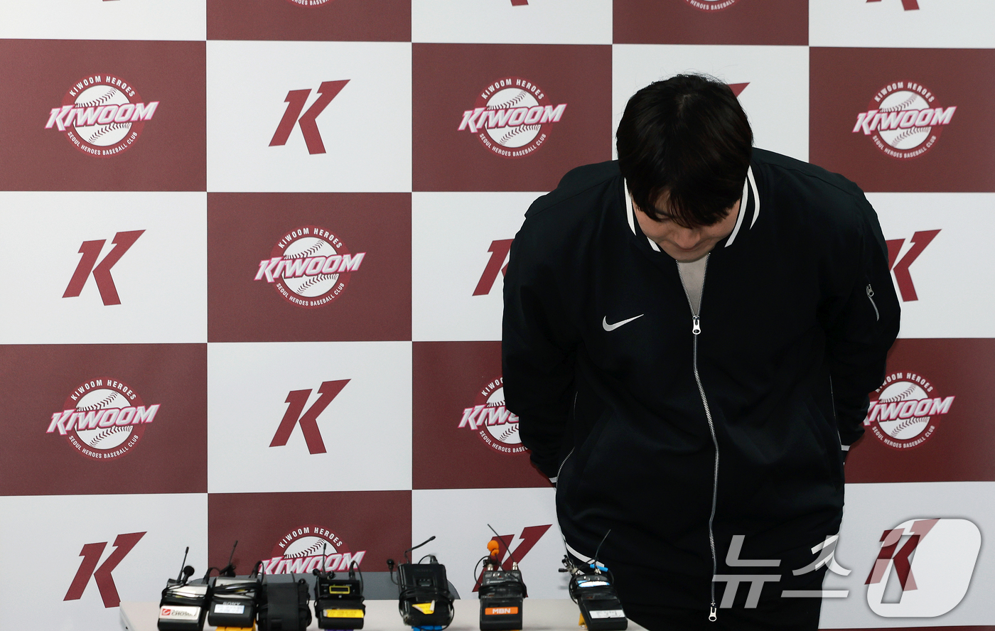(서울=뉴스1) 이호윤 기자 = 키움히어로즈 박병호 잔류군 선임코치가 15일 서울 구로구 고척스타이돔 전력분석실에서 열린 기자회견에서 취재진에게 인사를 하고 있다. 2026.1.1 …