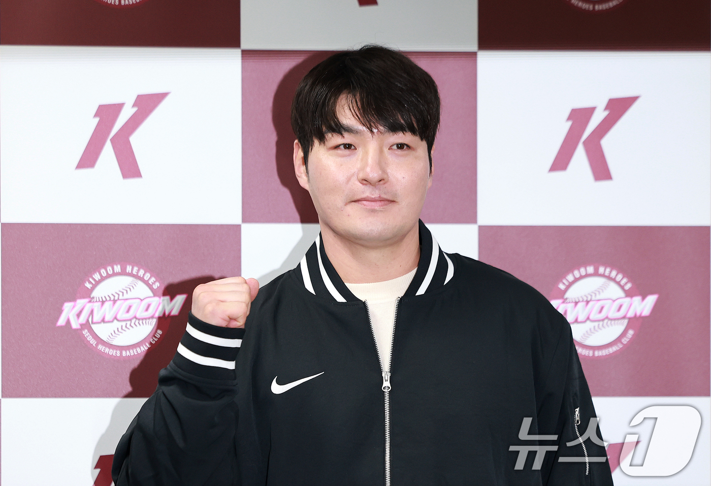 (서울=뉴스1) 이호윤 기자 = 키움히어로즈 박병호 잔류군 선임코치가 15일 서울 구로구 고척스타이돔 전력분석실에서 열린 기자회견에서 파이팅 포즈를 취하고 있다. 2026.1.15 …