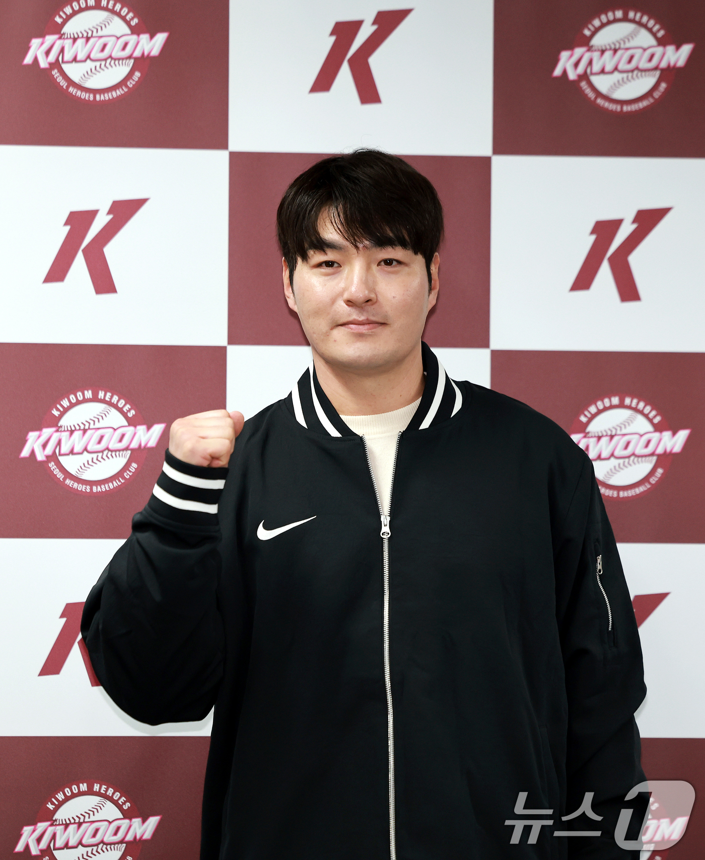 (서울=뉴스1) 이호윤 기자 = 키움히어로즈 박병호 잔류군 선임코치가 15일 서울 구로구 고척스타이돔 전력분석실에서 열린 기자회견에서 파이팅 포즈를 취하고 있다. 2026.1.15 …