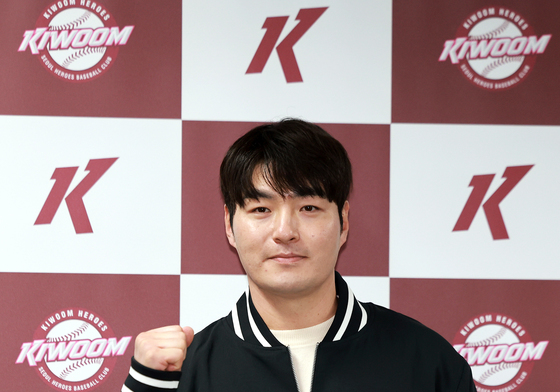 파이팅 포즈 취하는 박병호 선임코치