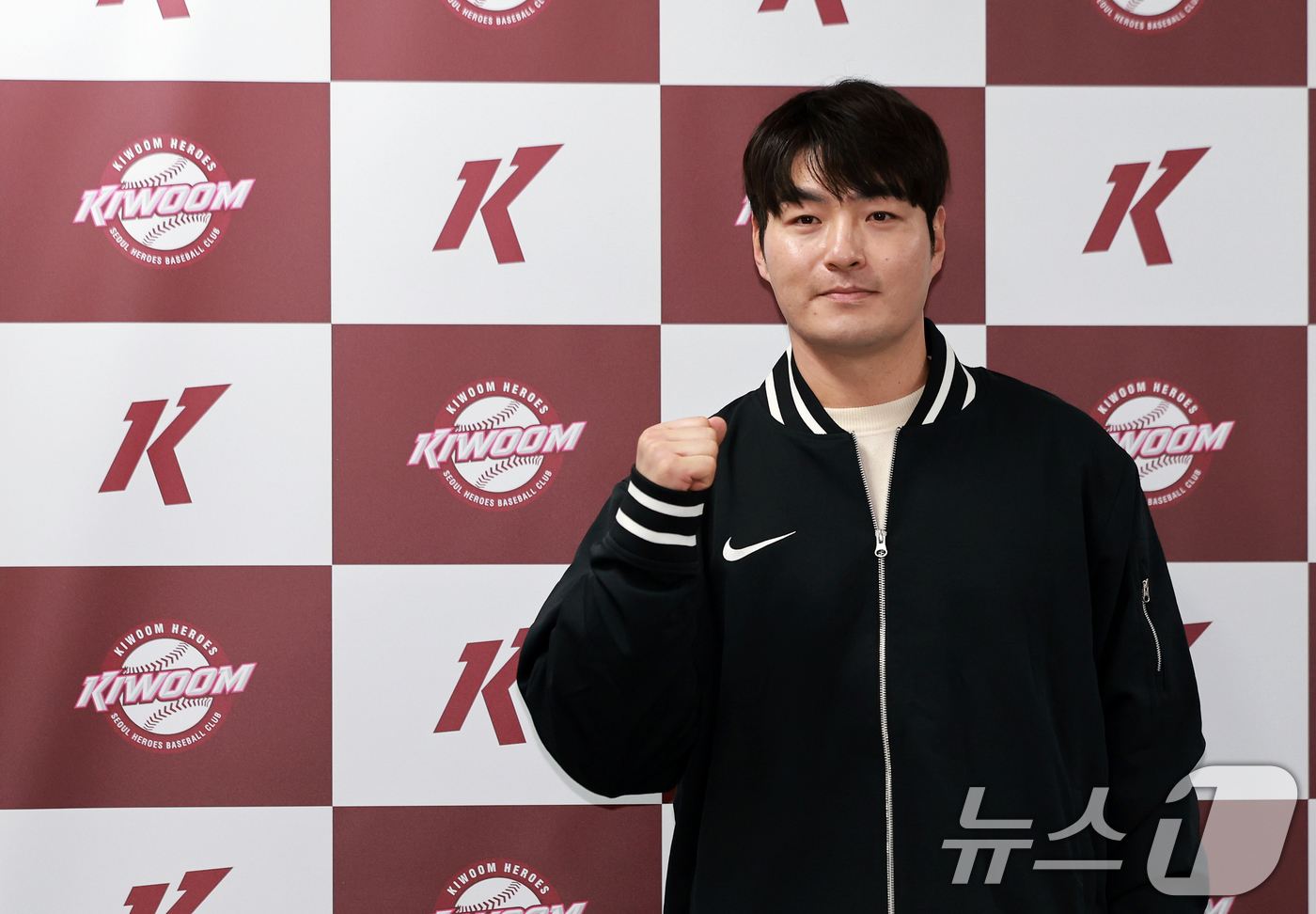 (서울=뉴스1) 이호윤 기자 = 키움히어로즈 박병호 잔류군 선임코치가 15일 서울 구로구 고척스타이돔 전력분석실에서 열린 기자회견에서 파이팅 포즈를 취하고 있다. 2026.1.15 …