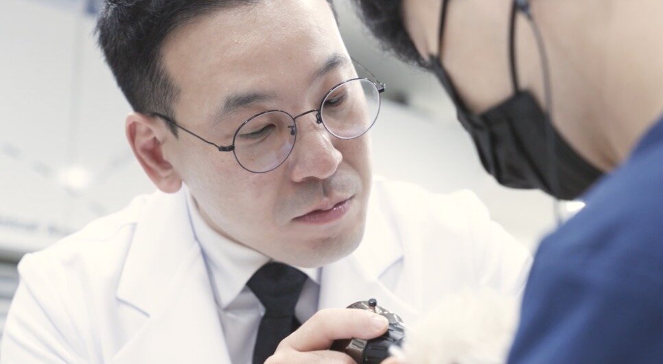 본문 이미지 - 시그니처동물의료센터에 합류해 진료를 보고 있는 송우진 원장(벳아너스 제공) ⓒ 뉴스1