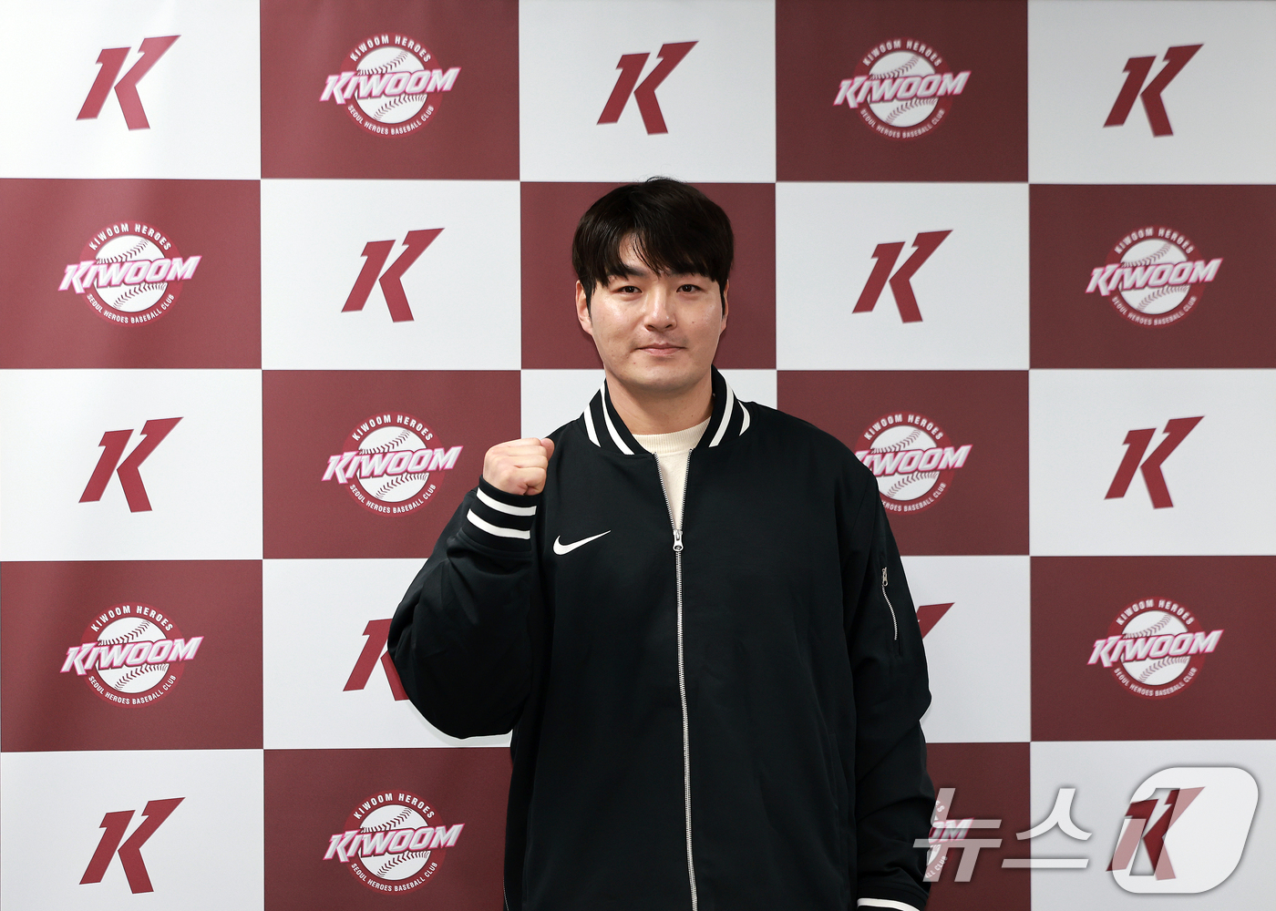 (서울=뉴스1) 이호윤 기자 = 키움히어로즈 박병호 잔류군 선임코치가 15일 서울 구로구 고척스타이돔 전력분석실에서 열린 기자회견에서 파이팅 포즈를 취하고 있다. 2026.1.15 …