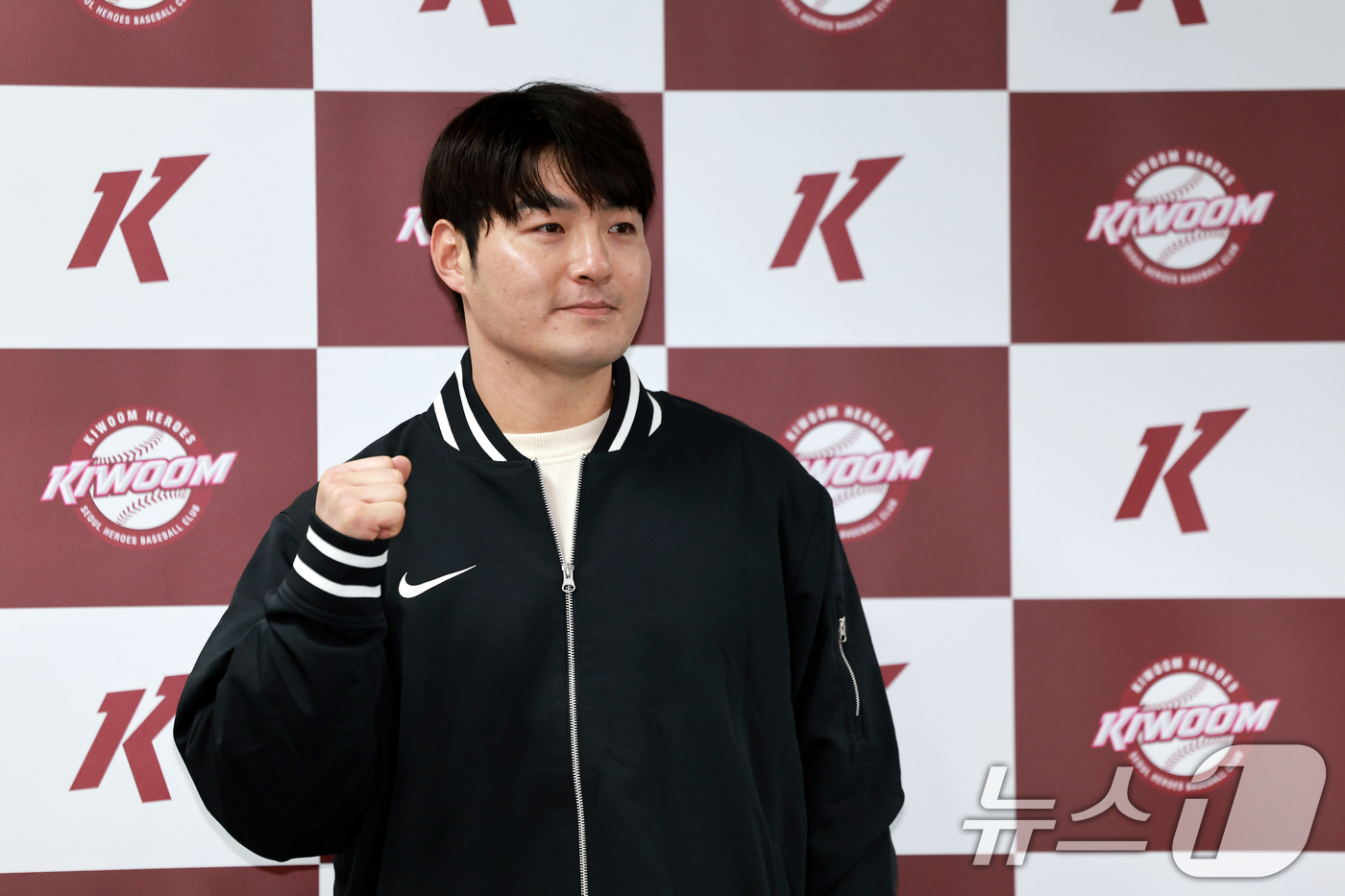 (서울=뉴스1) 이호윤 기자 = 키움히어로즈 박병호 잔류군 선임코치가 15일 서울 구로구 고척스타이돔 전력분석실에서 열린 기자회견에서 파이팅 포즈를 취하고 있다. 2026.1.15 …