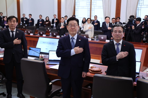 李대통령 "공직자 행동에 누군간 죽고 살아…책임감 갖고 업무 임하길"