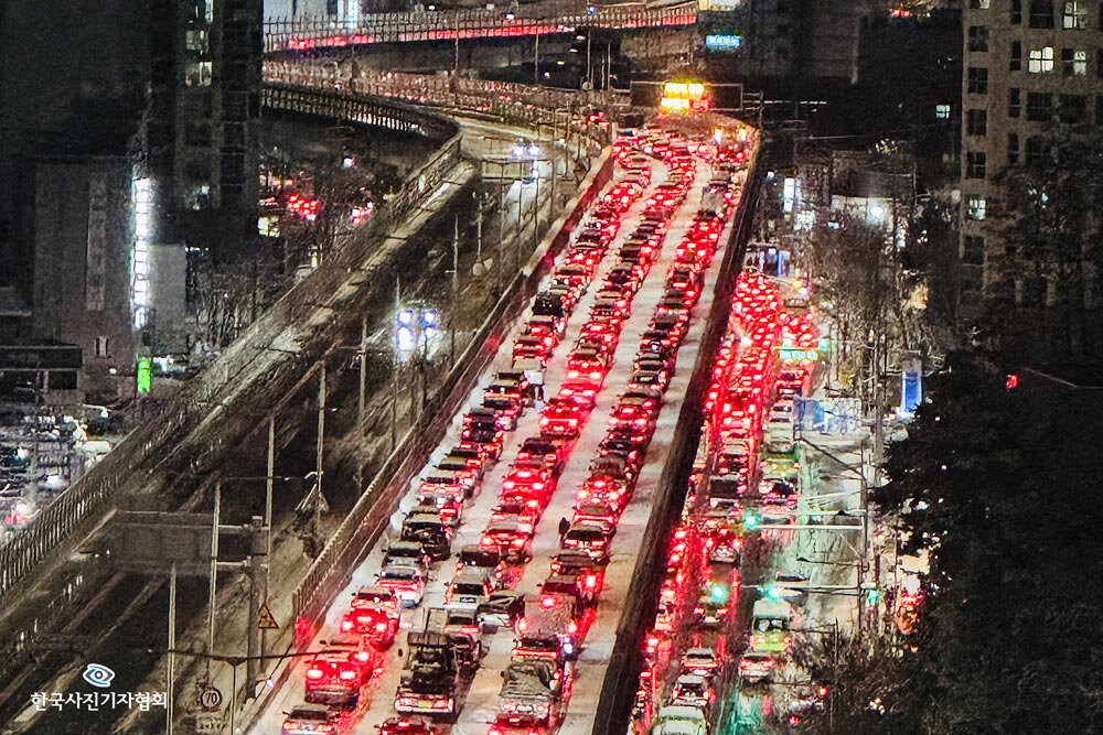 본문 이미지 - 12월 뉴스 부문 우수상 - '첫눈이 폭설' 주차장 된 퇴근길