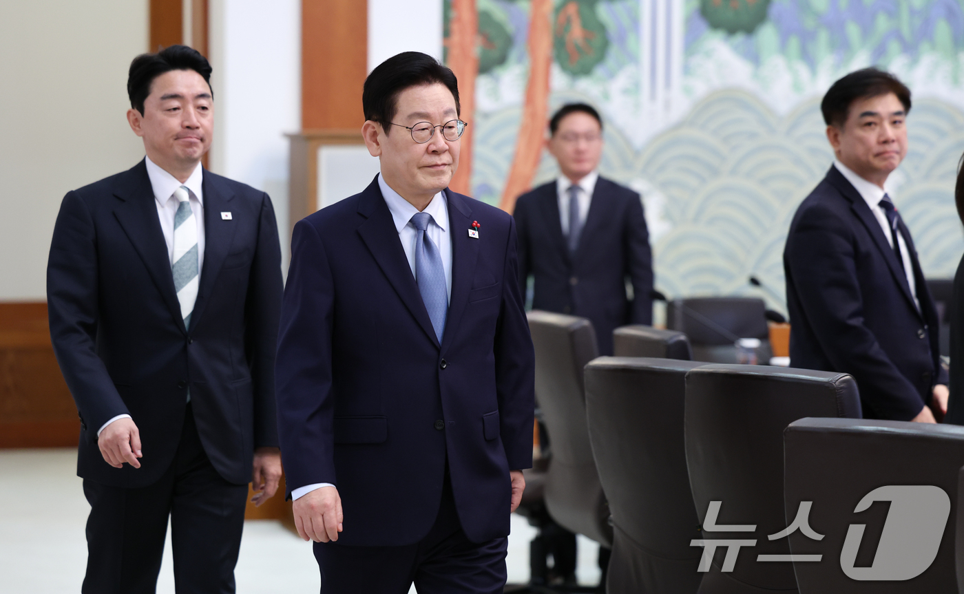 (서울=뉴스1) 이재명 기자 = 이재명 대통령이 15일 청와대에서 열린 수석보좌관회의에 입장하고 있다. 2026.1.15/뉴스1