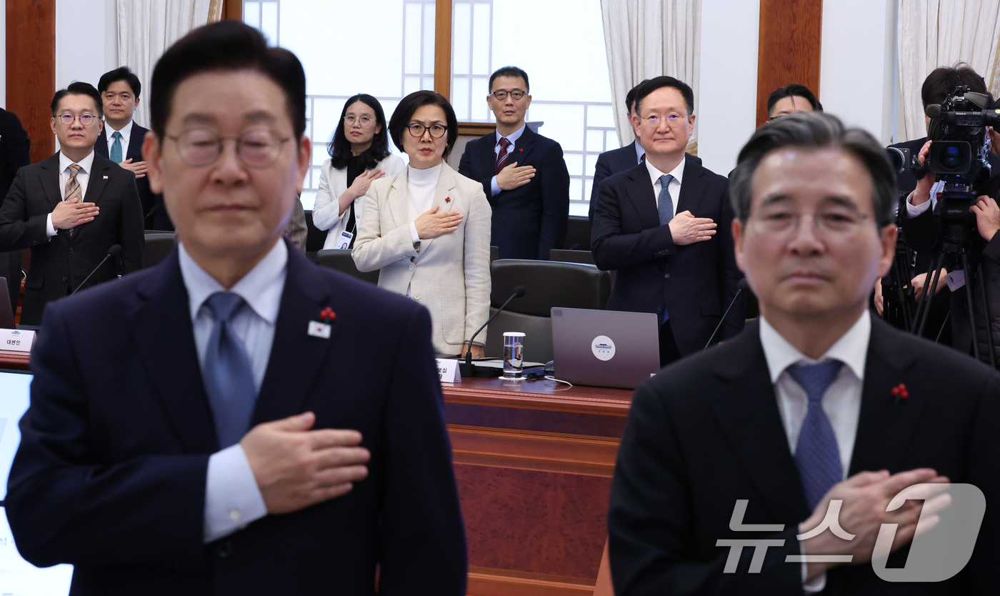 (서울=뉴스1) 이재명 기자 = 봉욱 민정수석(뒷줄 오른쪽)이 15일 청와대에서 열린 수석보좌관회의에서 국민의례를 하고 있다. 2026.1.15/뉴스1