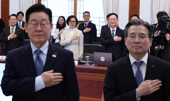 국민의례하는 봉욱 민정수석
