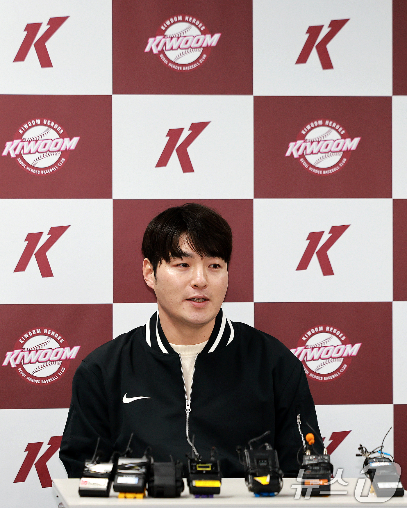 (서울=뉴스1) 이호윤 기자 = 키움히어로즈 박병호 잔류군 선임코치가 15일 서울 구로구 고척스타이돔 전력분석실에서 기자회견을 갖고 있다. 2026.1.15/뉴스1