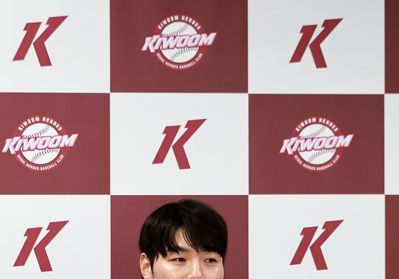 취재진에게 답변하는 박병호 선임코치