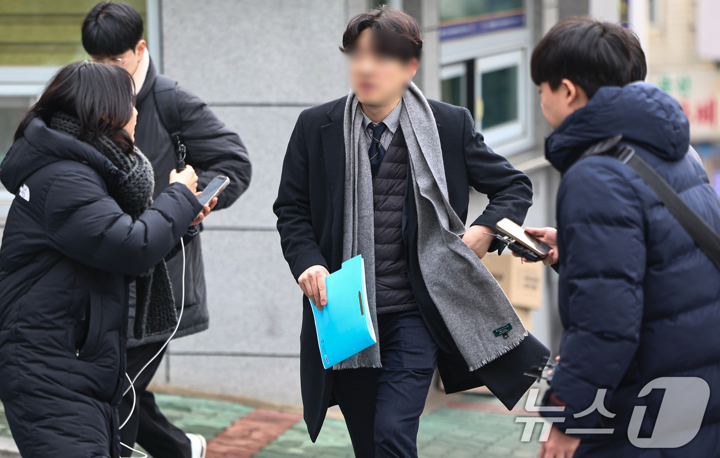 (서울=뉴스1) 김도우 기자 = 장경태 더불어민주당 의원을 무고 및 명예훼손 등 혐의로 고소한 이씨가 15일 서울 동대문경찰서에 고소인 조사를 위해 출석하며 취재진 질문에 답하고 …