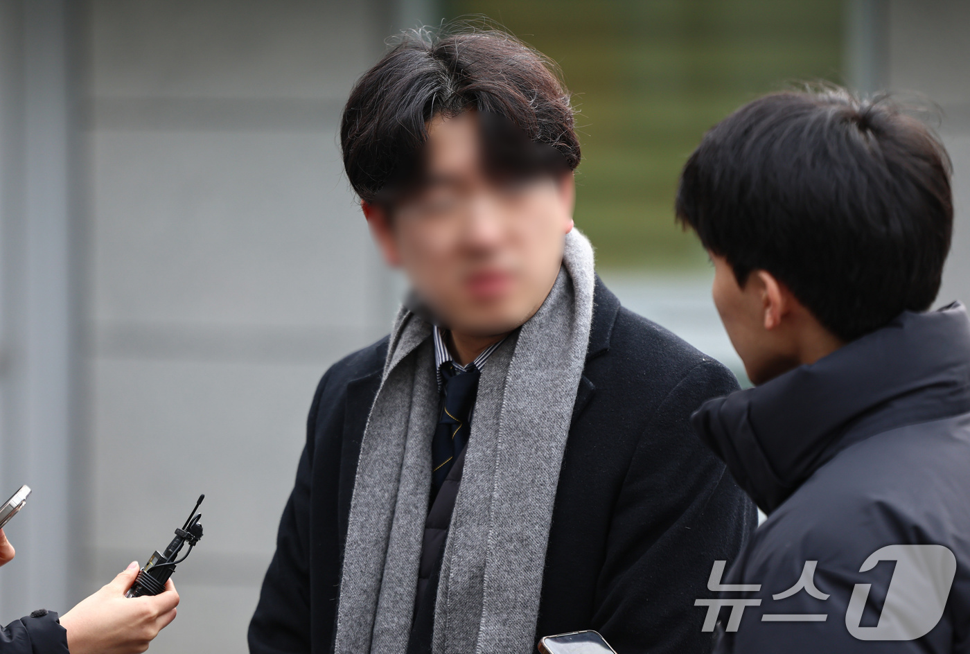 (서울=뉴스1) 김도우 기자 = 장경태 더불어민주당 의원을 무고 및 명예훼손 등 혐의로 고소한 이씨가 15일 서울 동대문경찰서에 고소인 조사를 위해 출석하며 취재진 질문에 답하고 …