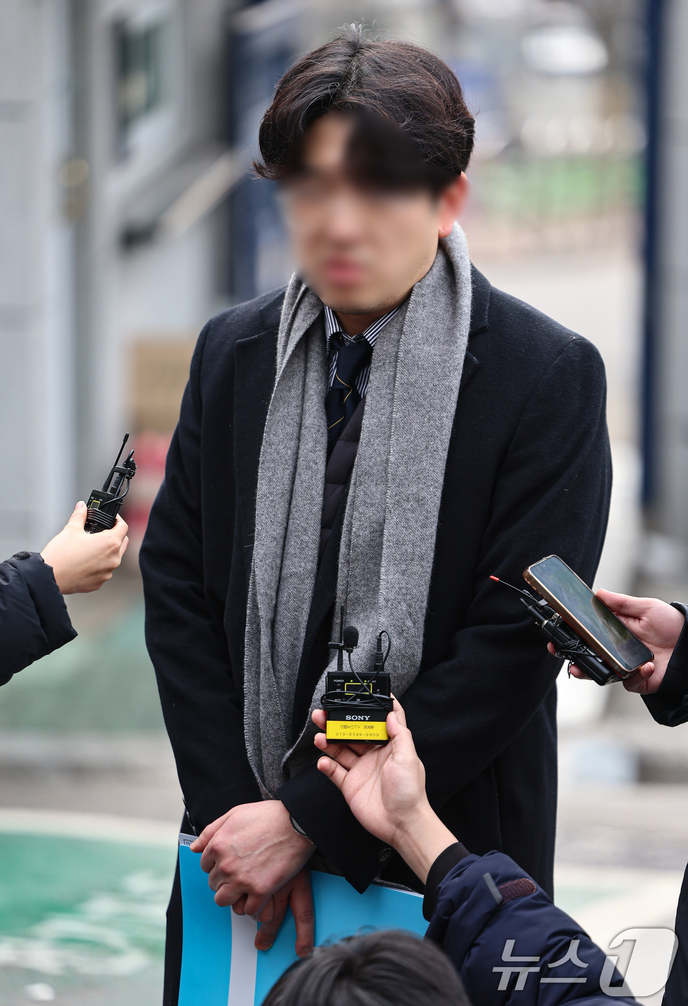 (서울=뉴스1) 김도우 기자 = 장경태 더불어민주당 의원을 무고 및 명예훼손 등 혐의로 고소한 이씨가 15일 서울 동대문경찰서에 고소인 조사를 위해 출석하며 취재진 질문에 답하고 …