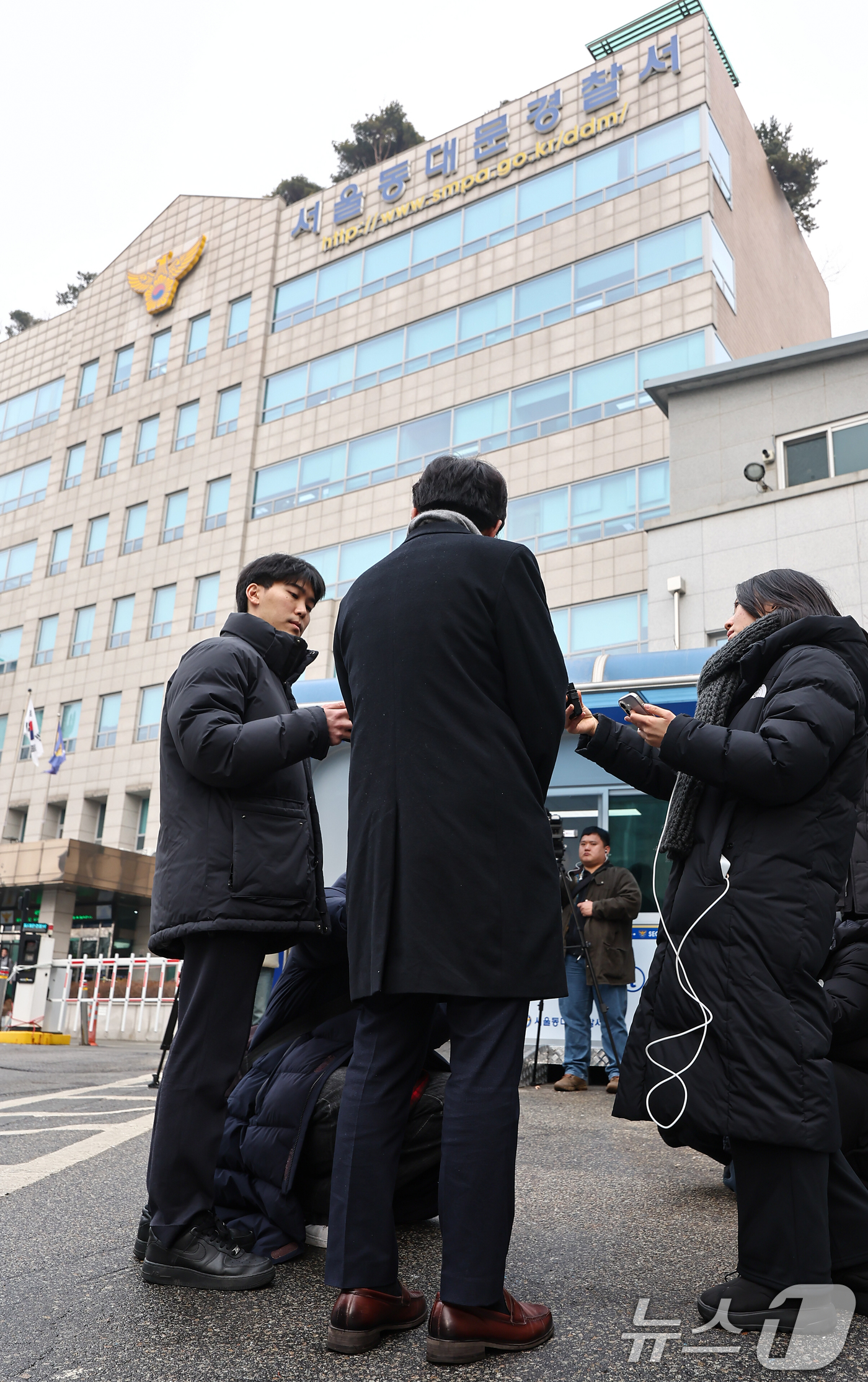 (서울=뉴스1) 김도우 기자 = 장경태 더불어민주당 의원을 무고 및 명예훼손 등 혐의로 고소한 이씨가 15일 서울 동대문경찰서에 고소인 조사를 위해 출석하며 취재진 질문에 답하고 …