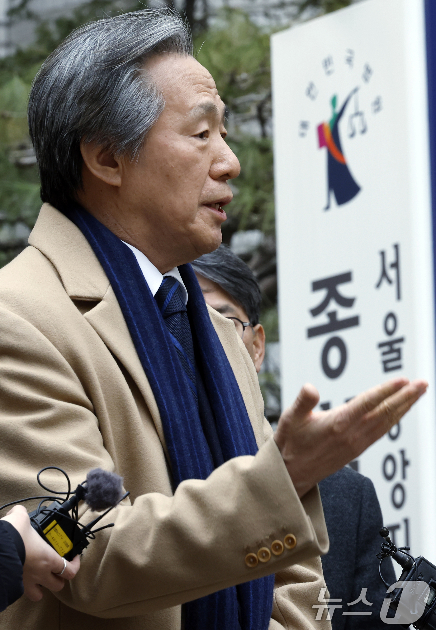 (서울=뉴스1) 박정호 기자 = 정기석 국민건강보험공단 이사장이 15일 오후 서울 서초동 서울고등법원 앞에서 주식회사 케이티앤지 외 3명 손해배상 청구 2심 선고 공판을 마친 뒤 …