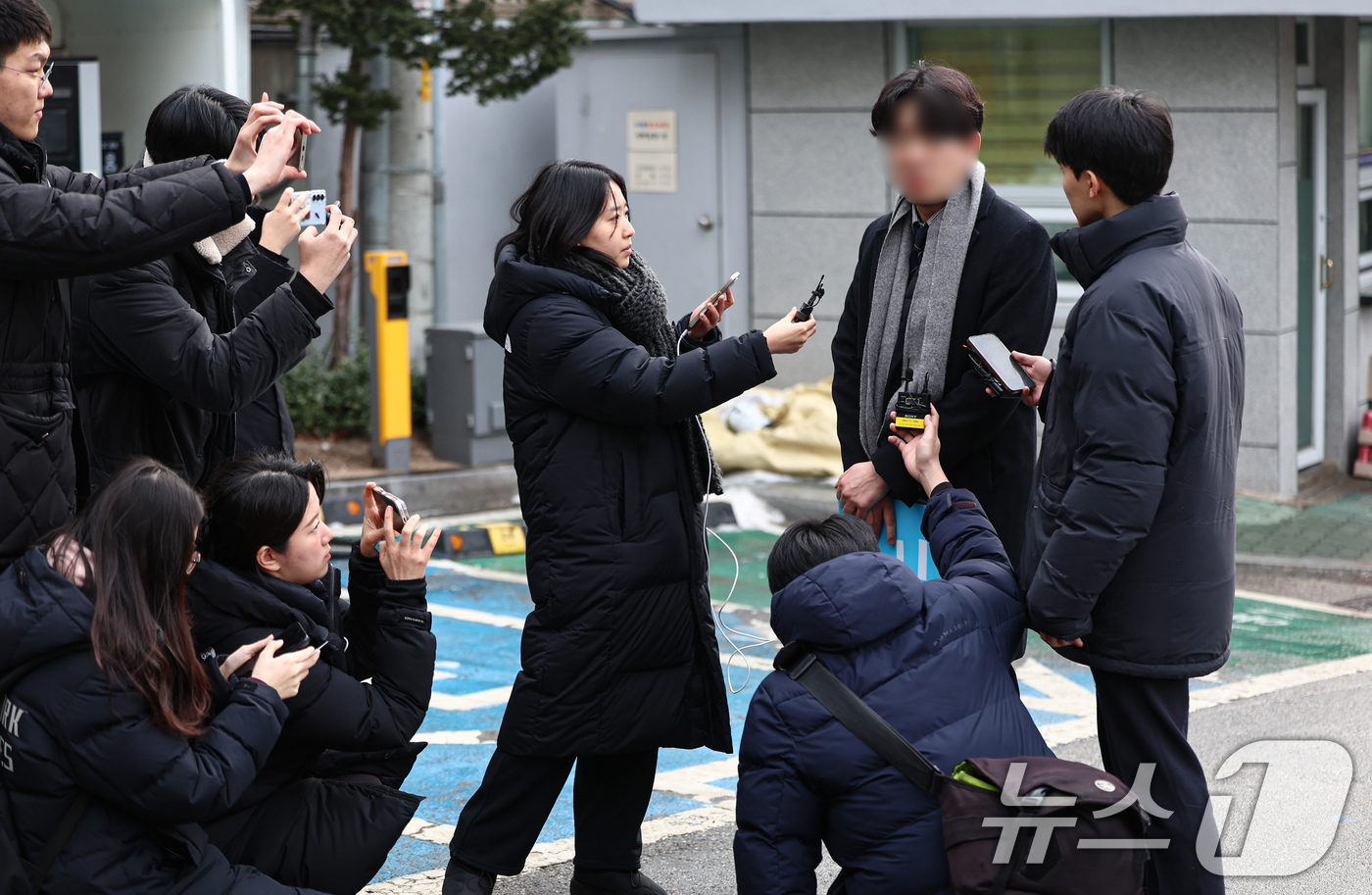 (서울=뉴스1) 김도우 기자 = 장경태 더불어민주당 의원을 무고 및 명예훼손 등 혐의로 고소한 이씨가 15일 서울 동대문경찰서에 고소인 조사를 위해 출석하며 취재진 질문에 답하고 …