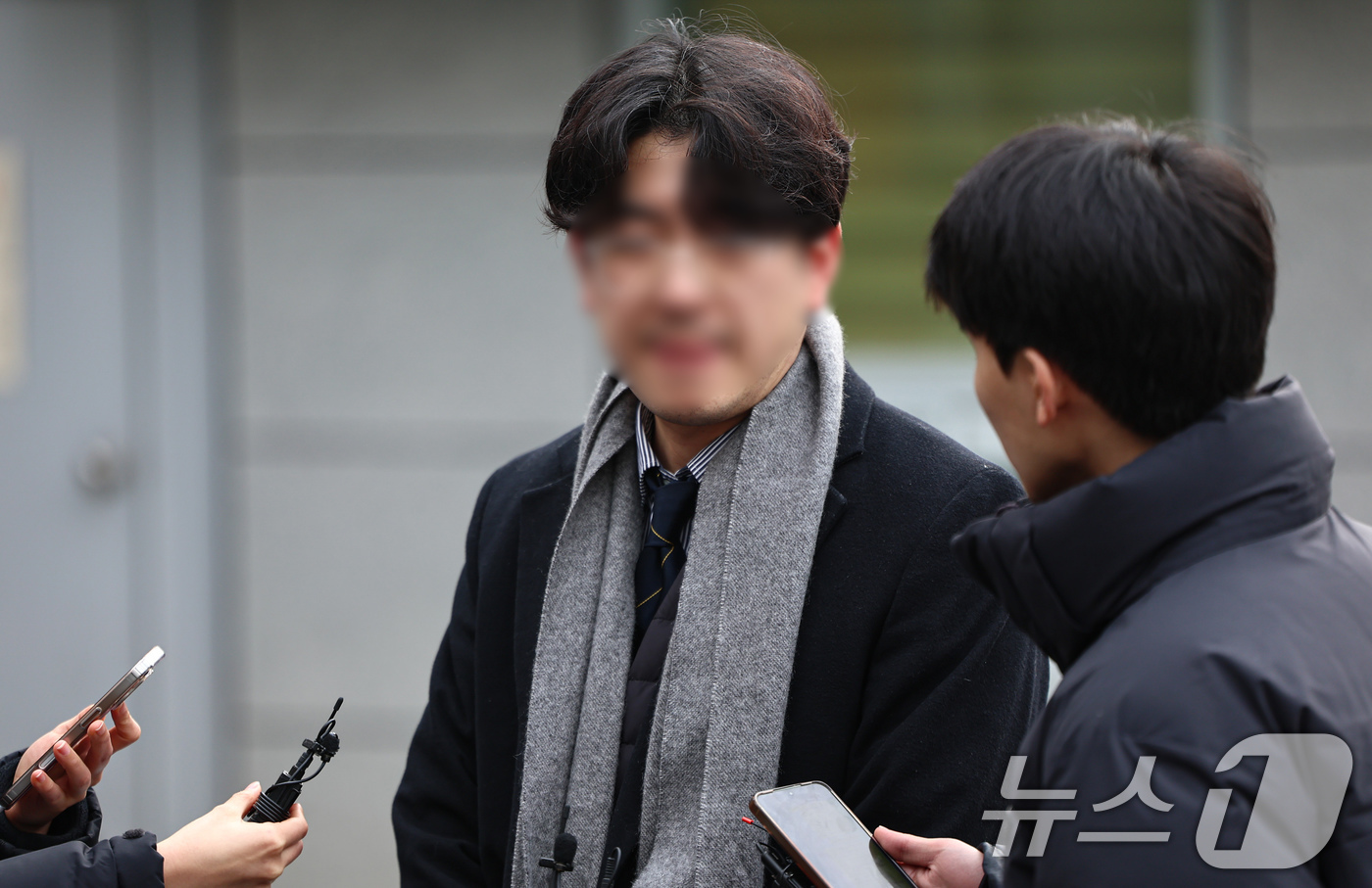 (서울=뉴스1) 김도우 기자 = 장경태 더불어민주당 의원을 무고 및 명예훼손 등 혐의로 고소한 이씨가 15일 서울 동대문경찰서에 고소인 조사를 위해 출석하며 취재진 질문에 답하고 …