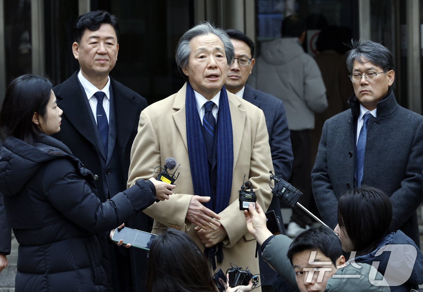 (서울=뉴스1) 박정호 기자 = 정기석 국민건강보험공단 이사장이 15일 오후 서울 서초동 서울고등법원 앞에서 주식회사 케이티앤지 외 3명 손해배상 청구 2심 선고 공판을 마친 뒤 …