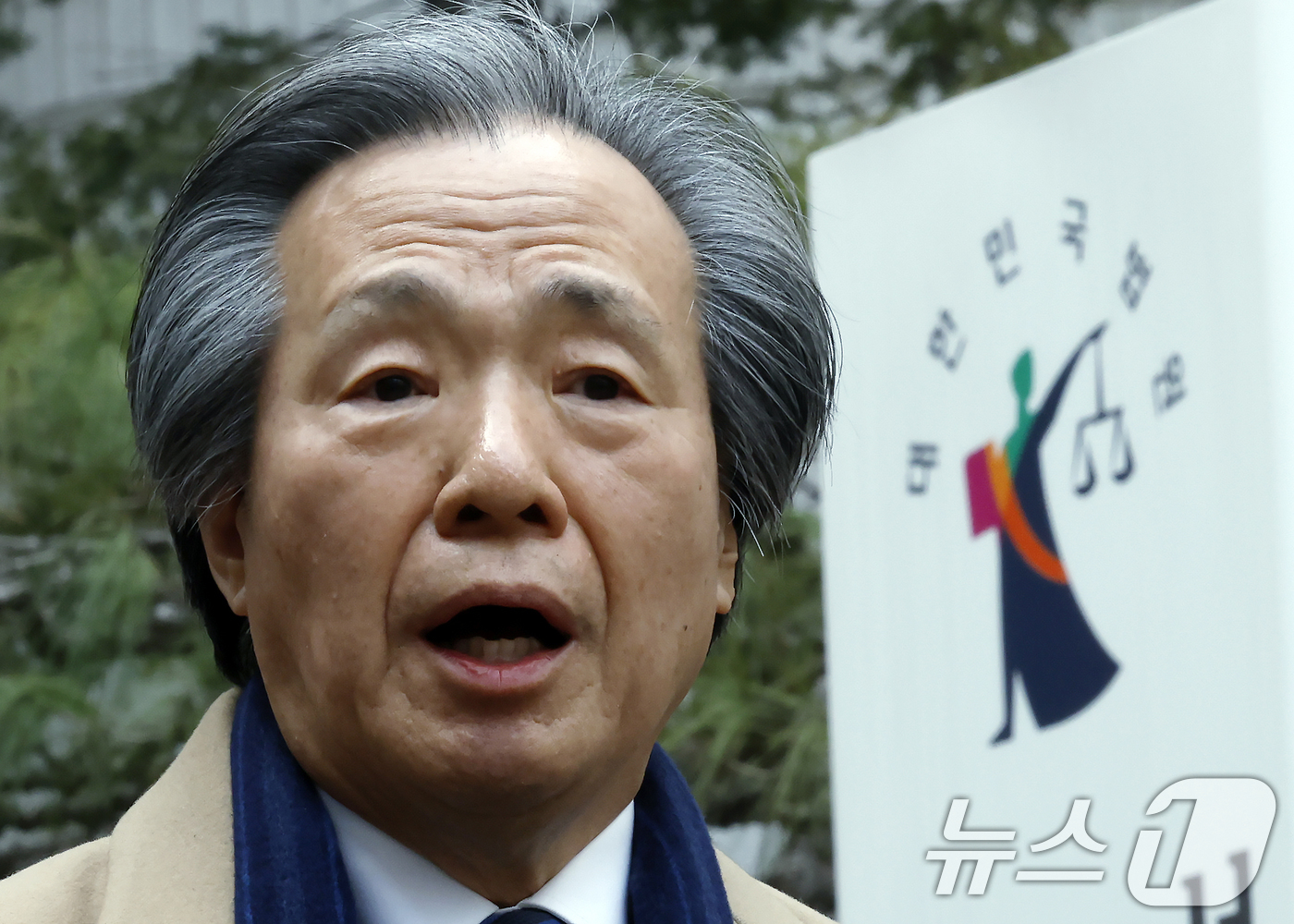 (서울=뉴스1) 박정호 기자 = 정기석 국민건강보험공단 이사장이 15일 오후 서울 서초동 서울고등법원 앞에서 주식회사 케이티앤지 외 3명 손해배상 청구 2심 선고 공판을 마친 뒤 …