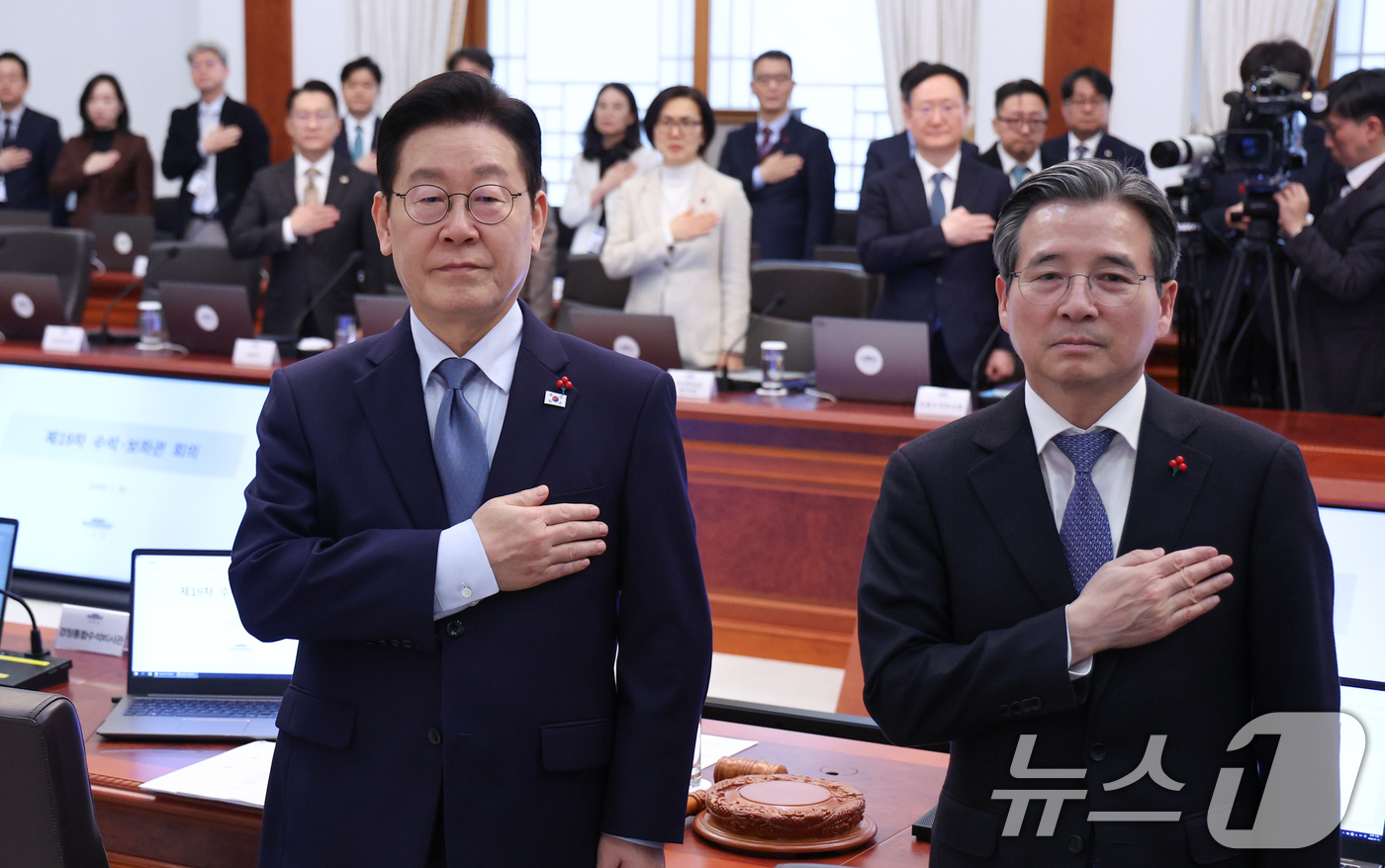 (서울=뉴스1) 이재명 기자 = 이재명 대통령이 15일 청와대에서 열린 수석보좌관회의에서 국민의례를 하고 있다. 2026.1.15/뉴스1