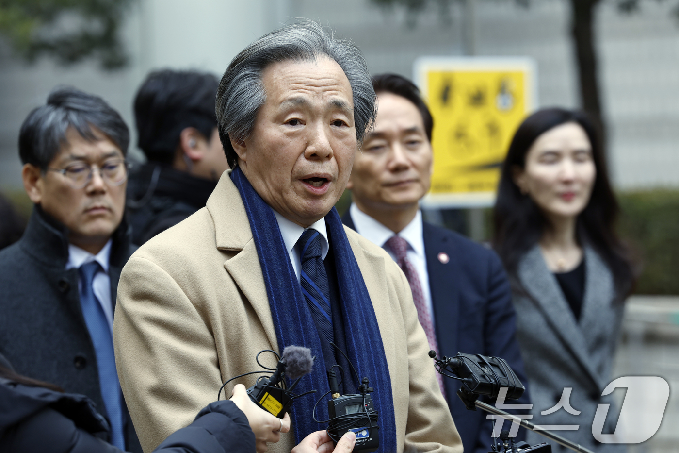 (서울=뉴스1) 박정호 기자 = 정기석 국민건강보험공단 이사장이 15일 오후 서울 서초동 서울고등법원 앞에서 주식회사 케이티앤지 외 3명 손해배상 청구 2심 선고 공판을 마친 뒤 …